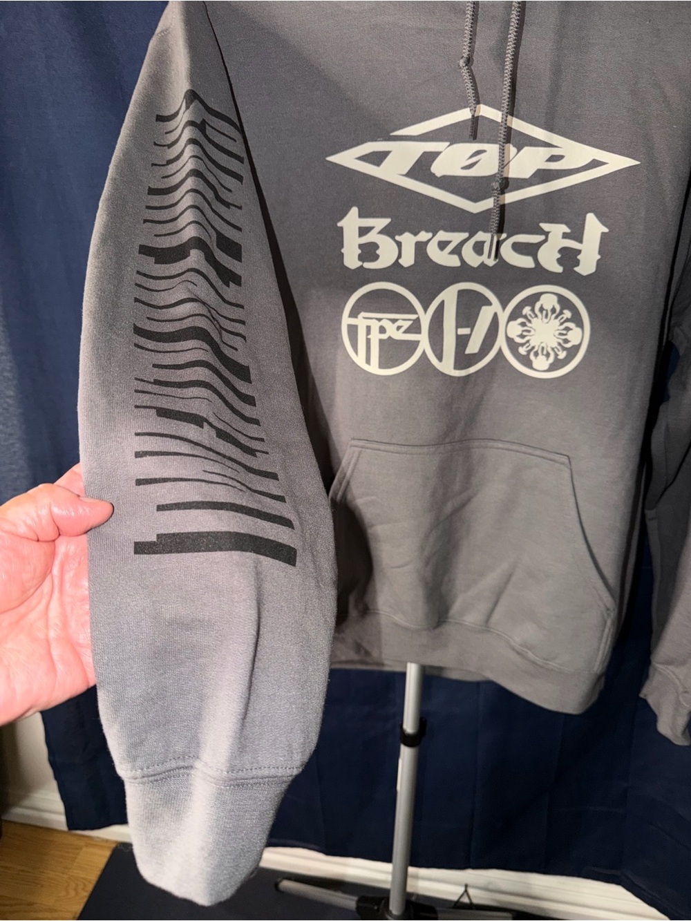 Twenty One Pilots “Breach” Official Merchandise Hoodie – Large – Gray - Picture 4 of 9